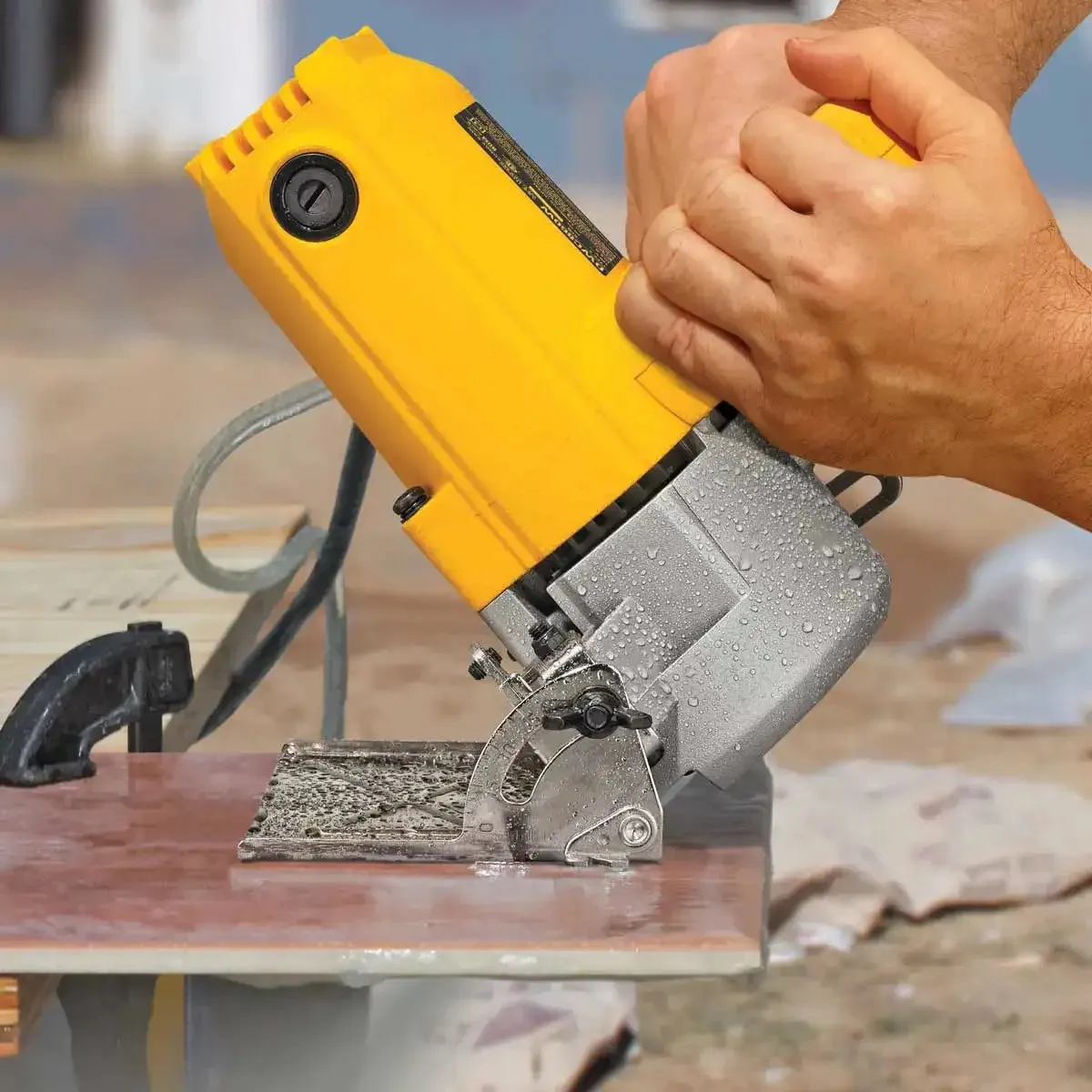 Dewalt Heavy-Duty 4-3/8'' Wet/Dry Tile Saw