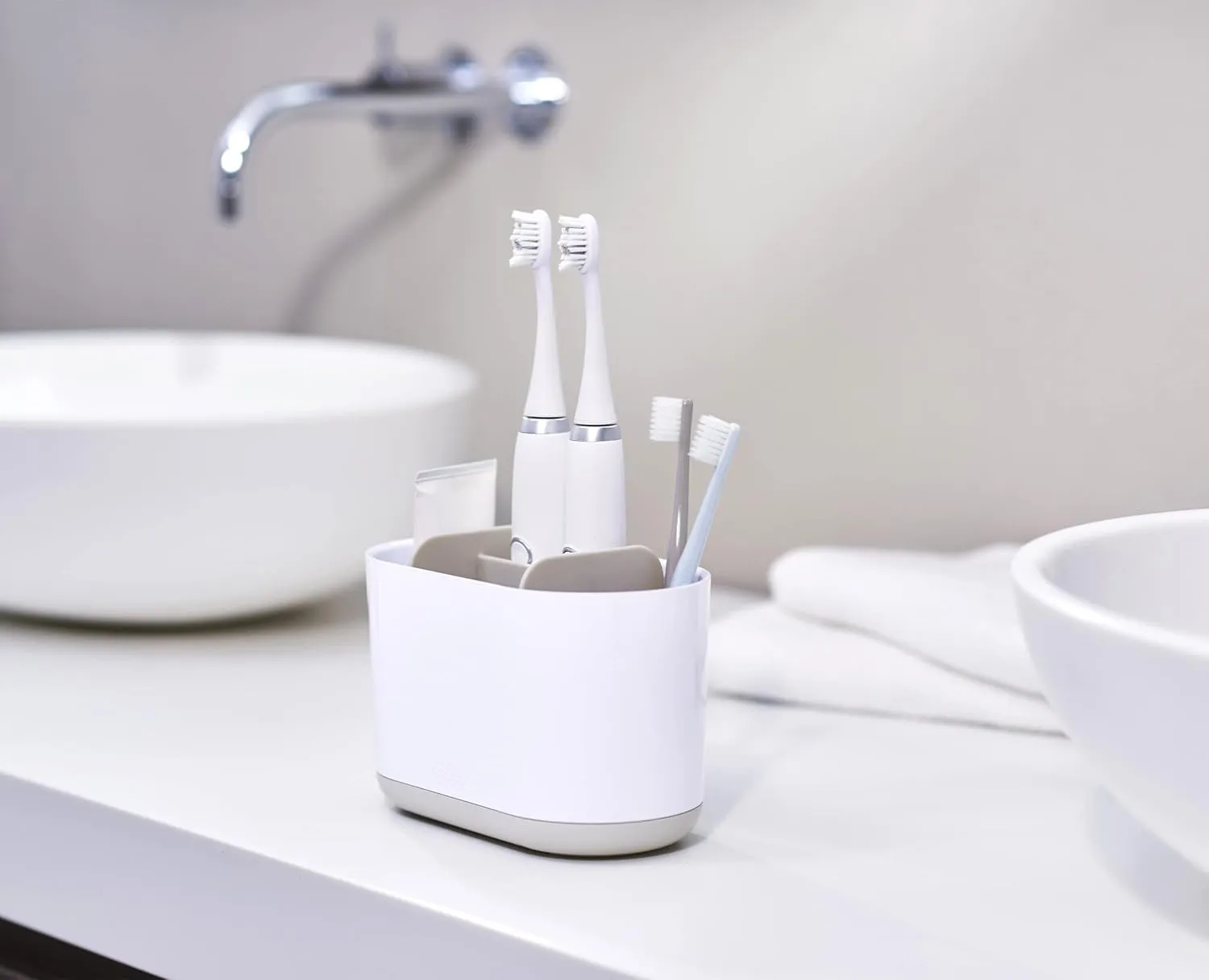 Joseph Joseph Duo Detachable Toothbrush Holder, Compatile with Manual and Electric Toothbrushes, Bathroom Organizer, White, Large
