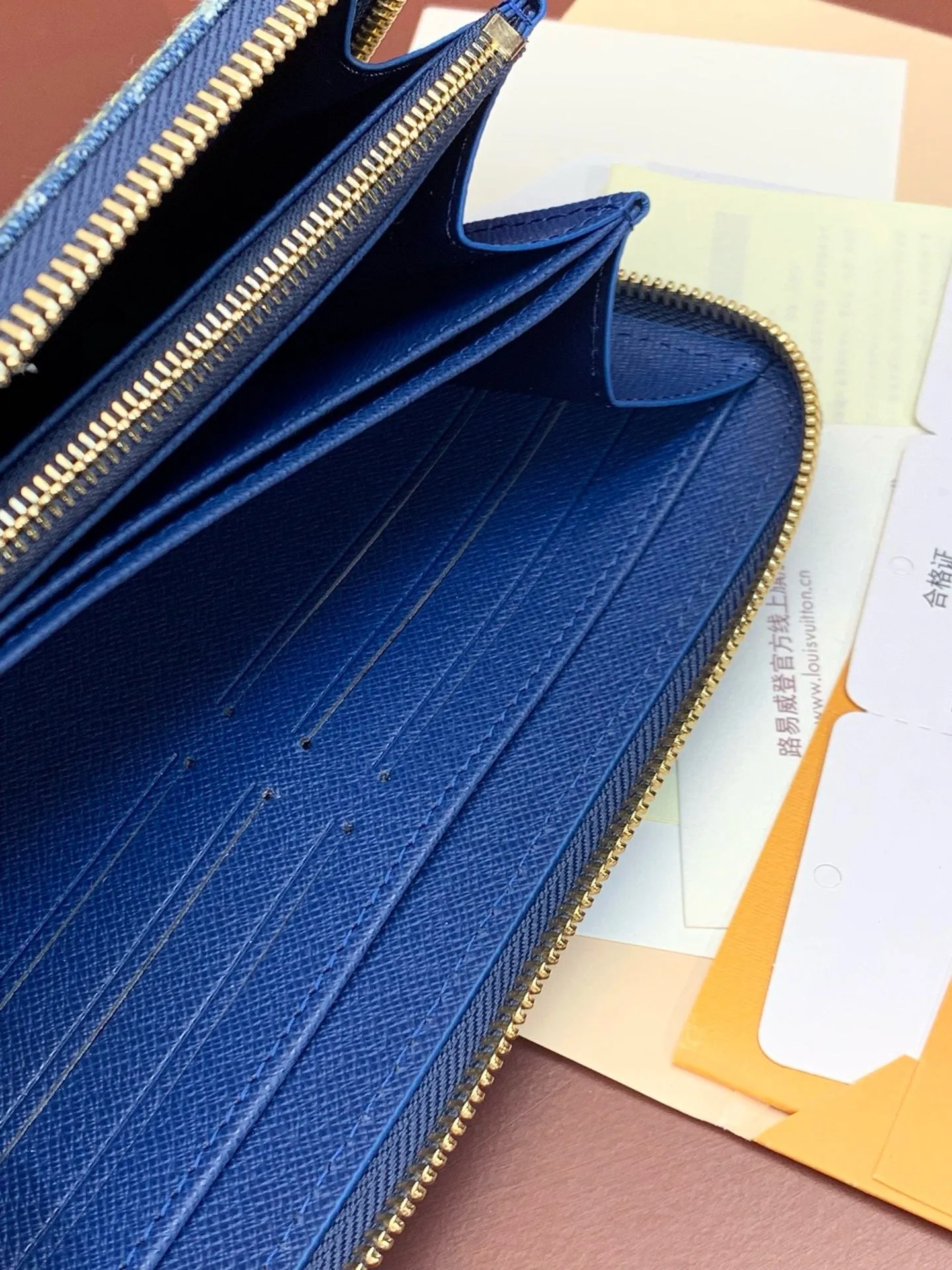 LB932 Zippy Wallet / 7.7 x 4.1 x 1 inches / HIGHEST QUALITY VERSION