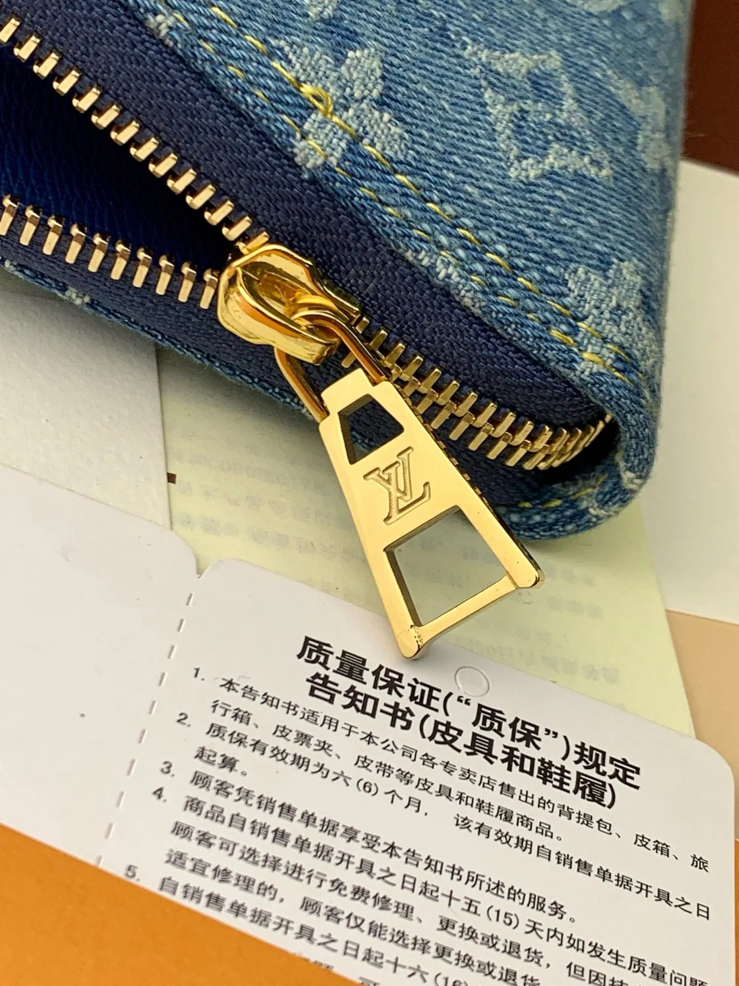 LB932 Zippy Wallet / 7.7 x 4.1 x 1 inches / HIGHEST QUALITY VERSION