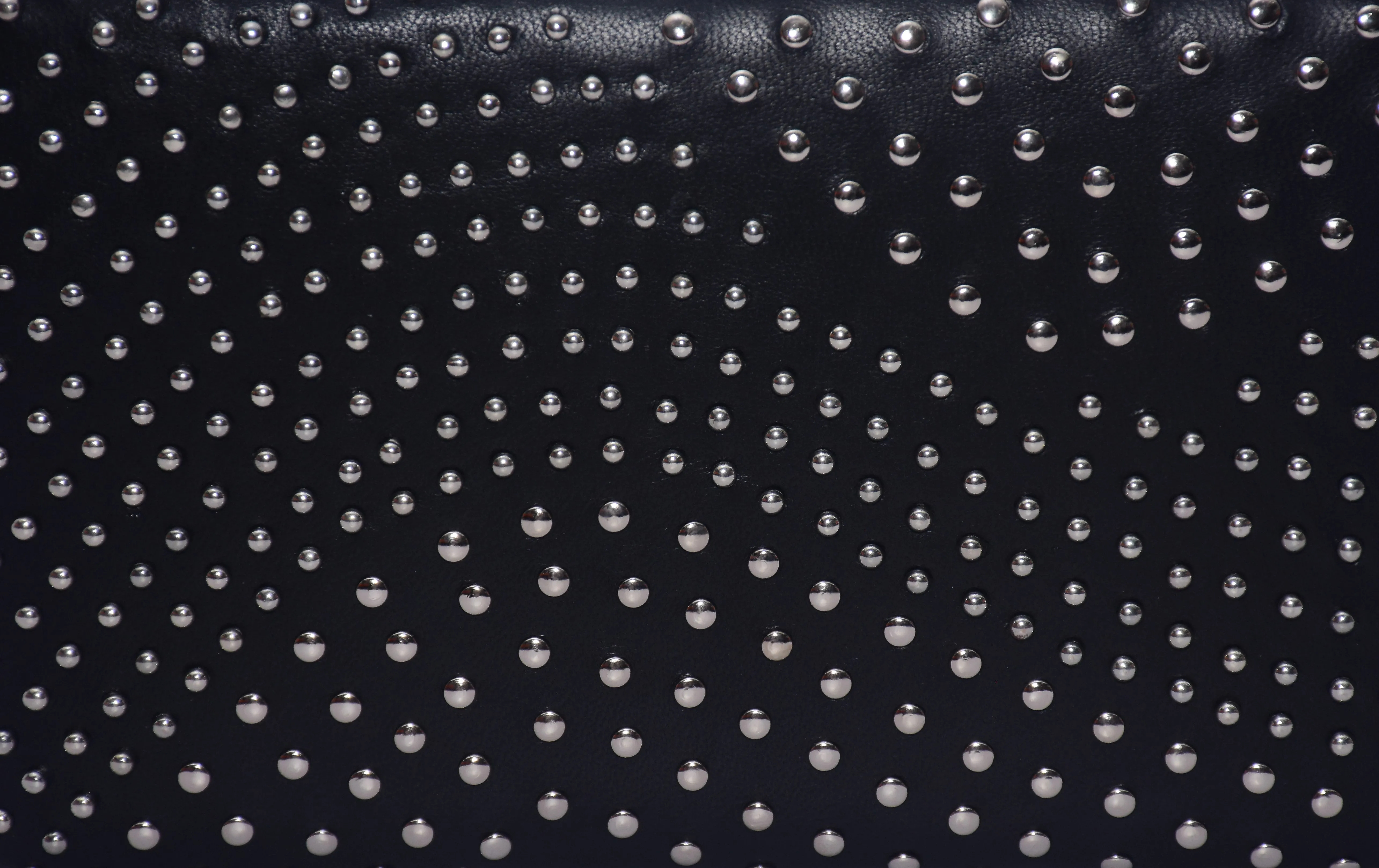 STUDDED BOX CLUTCH IN LEATHER